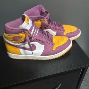Jordan one high brotherhood almost brand new comes with an extra pair of laces